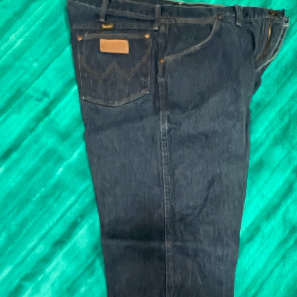 Wrangler 13MWZDM, size 38 x 32, used, good condition.